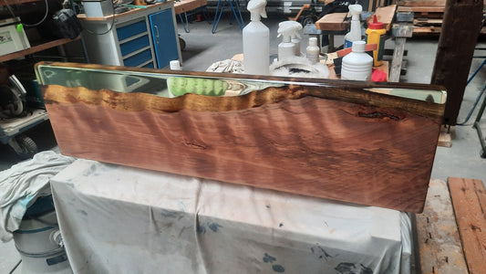 Beukenhouten Wandplank met heldere epoxy | 86×25×4,5 cm (incl. beugels