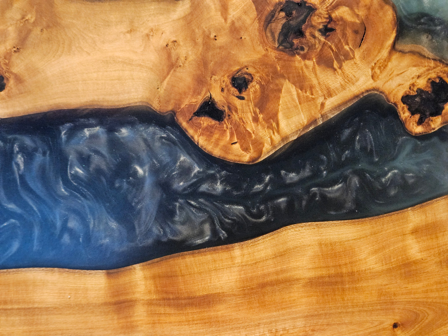 VERKOCHT!!π TXTRENDING Borrelplank β Olijfhout & Epoxy | 48Γ24Γ1 cm | Handgemaakt in Nederland π³π± (referentie 26)