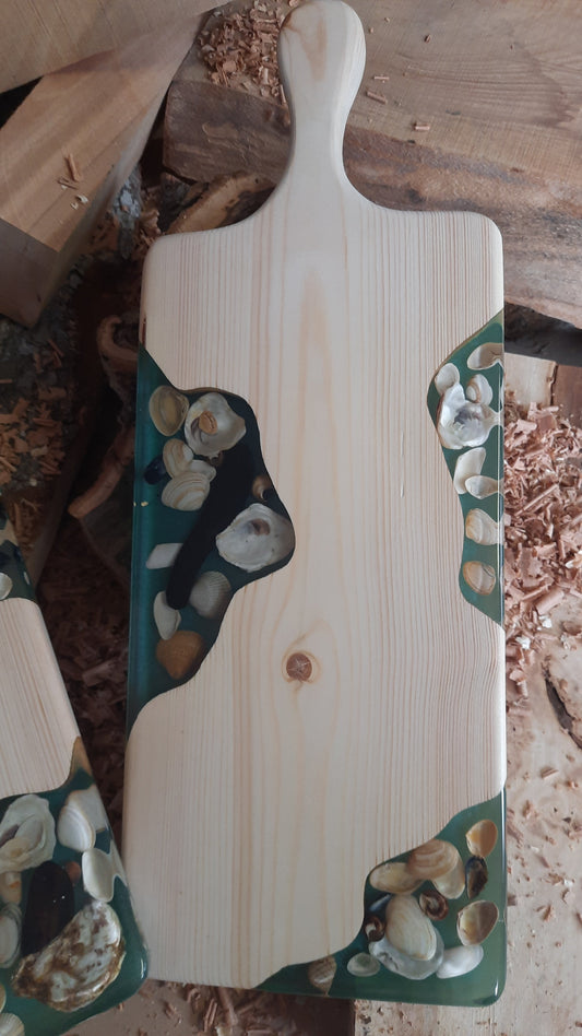 Grene hout serveerplank DE JUTTER 1 – Epoxy & Schelpen | 50×19×2,5 cm