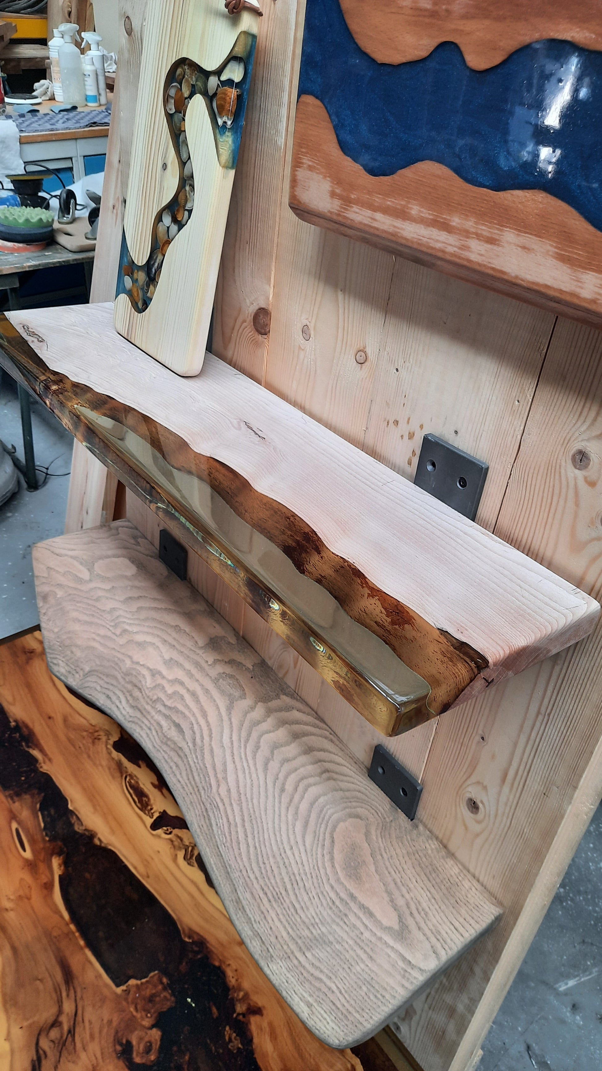 Beukenhouten Wandplank met heldere epoxy | 86×25×4,5 cm (incl. beugels