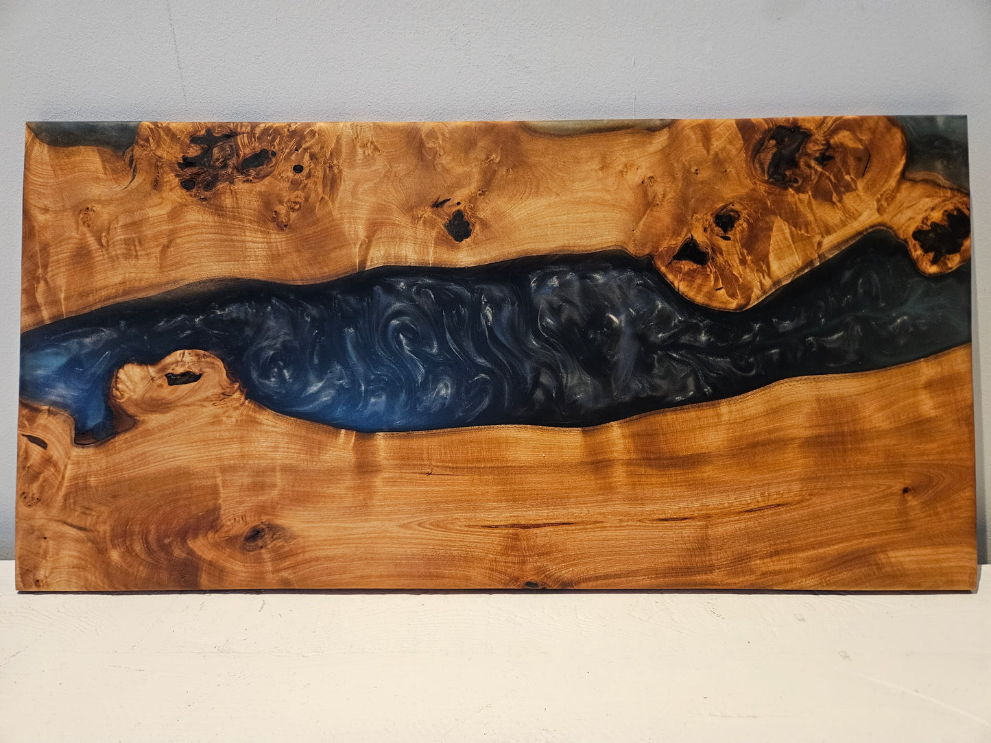 VERKOCHT!!🌌 TXTRENDING Borrelplank – Olijfhout & Epoxy | 48×24×1 cm | Handgemaakt in Nederland 🇳🇱 (referentie 26)