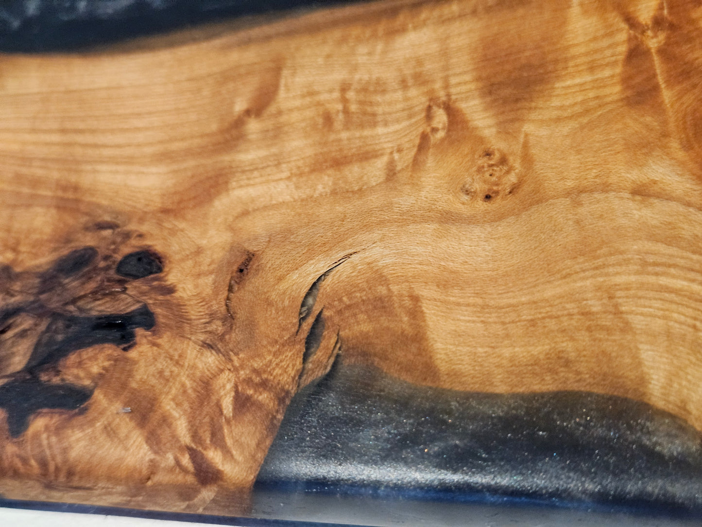 VERKOCHT!!🌌 TXTRENDING Borrelplank – Olijfhout & Epoxy | 48×24×1 cm | Handgemaakt in Nederland 🇳🇱 (referentie 26)