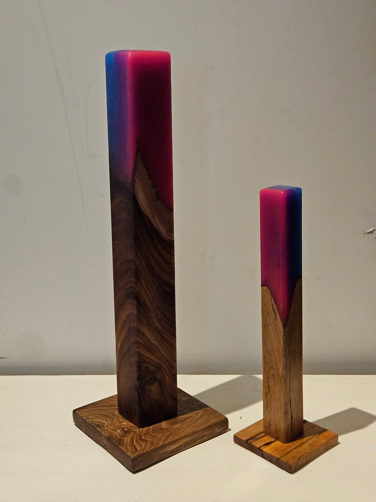 TX trending Decoratieve Houten Sculpturen met Epoxy – Glow in the Dark – Set van 2 – 52 & 35 cm – Handgemaakt