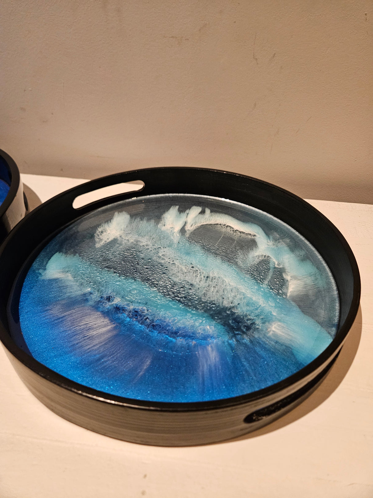 Set van 2 Ronde Dienbladen met Epoxy Oceaan Effect – Ø45 & Ø30 cm – Handgemaakt Decoratief Dienblad