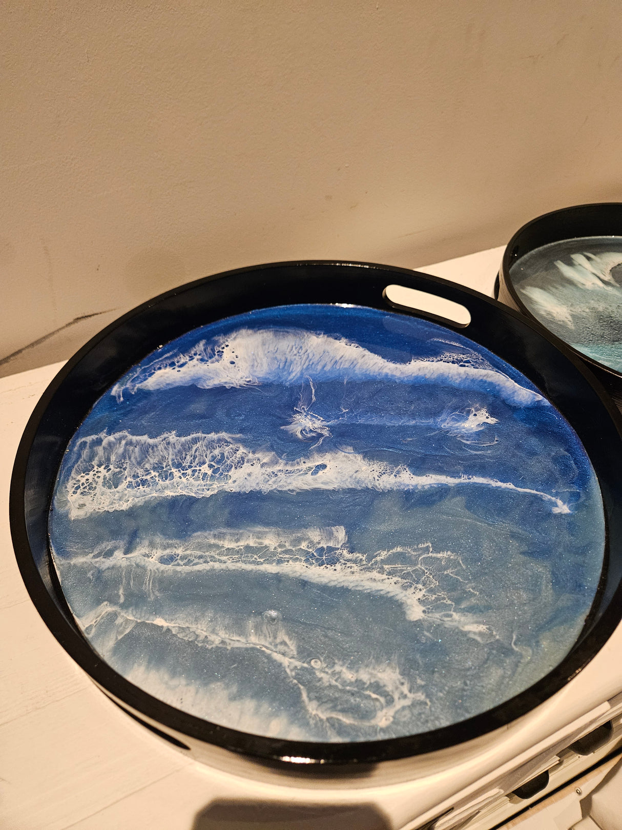 Set van 2 Ronde Dienbladen met Epoxy Oceaan Effect – Ø45 & Ø30 cm – Handgemaakt Decoratief Dienblad