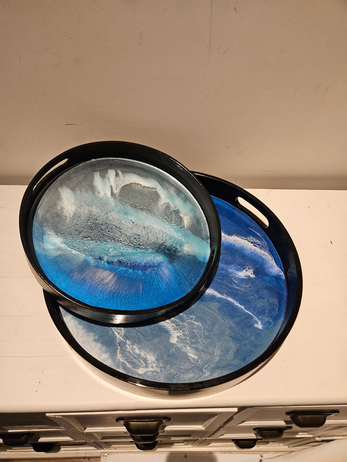 Set van 2 Ronde Dienbladen met Epoxy Oceaan Effect – Ø45 & Ø30 cm – Handgemaakt Decoratief Dienblad