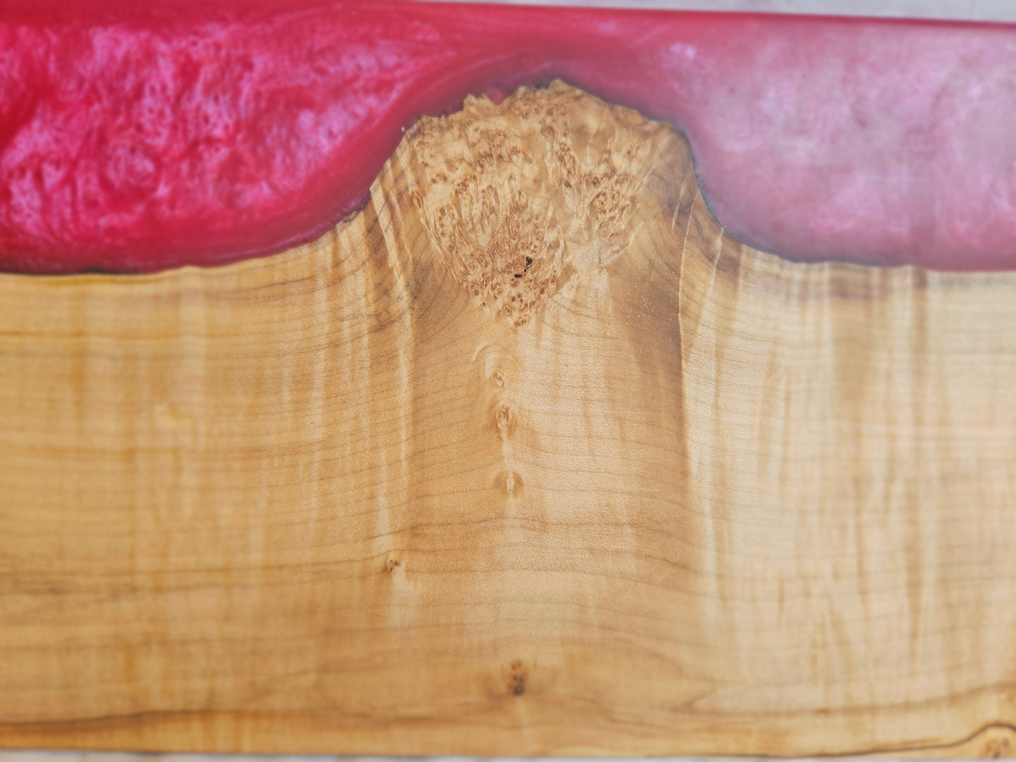 🪵 Luxe Houten Borrelplank met Roze Epoxy – Kastanjehout – Handgemaakt in Nederland – 80 x 23 cm