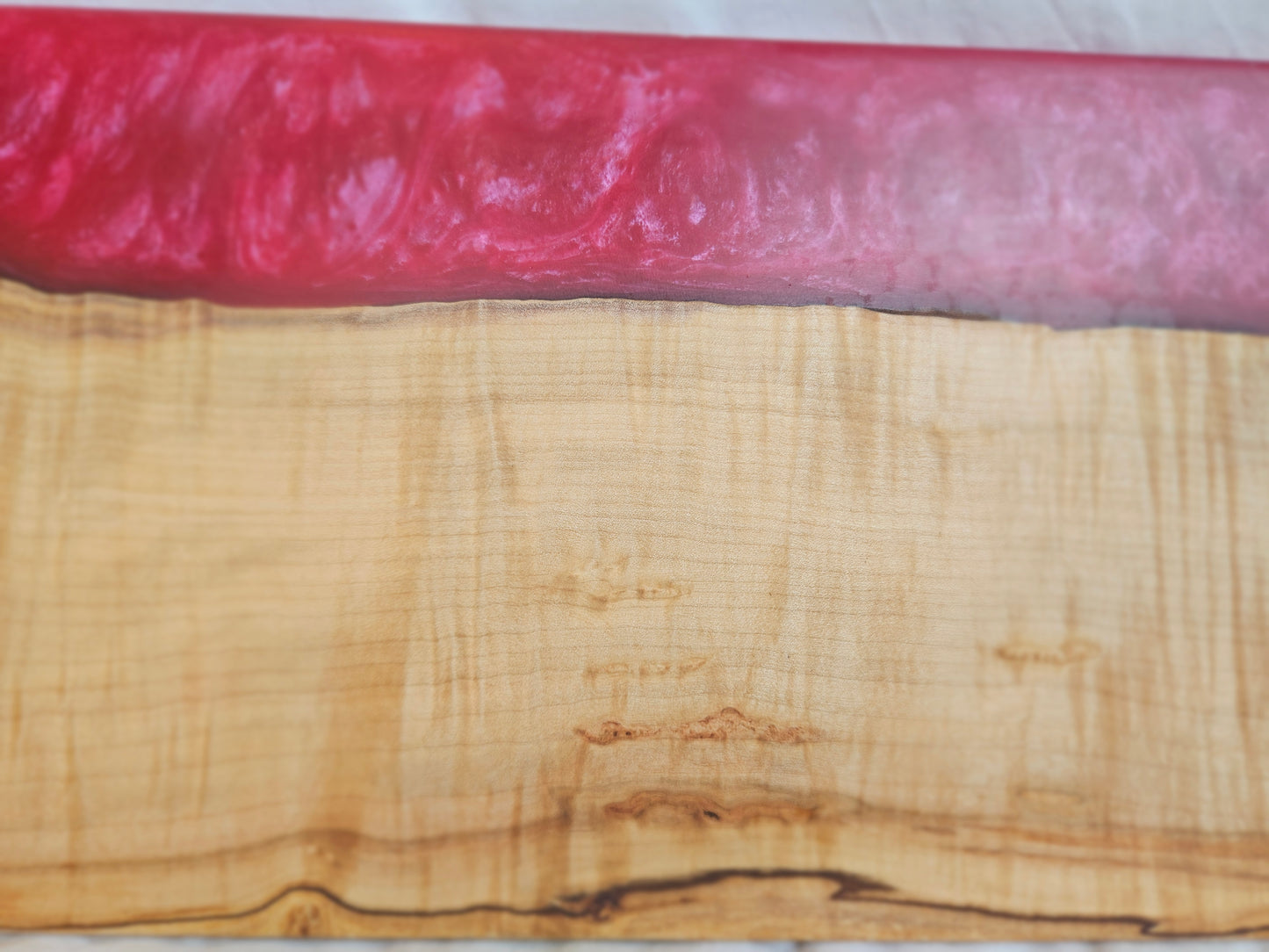 🪵 Luxe Houten Borrelplank met Roze Epoxy – Kastanjehout – Handgemaakt in Nederland – 80 x 23 cm