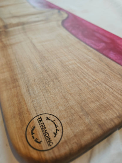 🪵 Luxe Houten Borrelplank met Roze Epoxy – Kastanjehout – Handgemaakt in Nederland – 80 x 23 cm