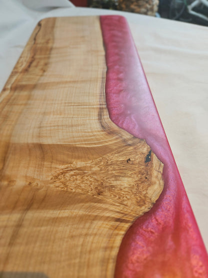 🪵 Luxe Houten Borrelplank met Roze Epoxy – Kastanjehout – Handgemaakt in Nederland – 80 x 23 cm