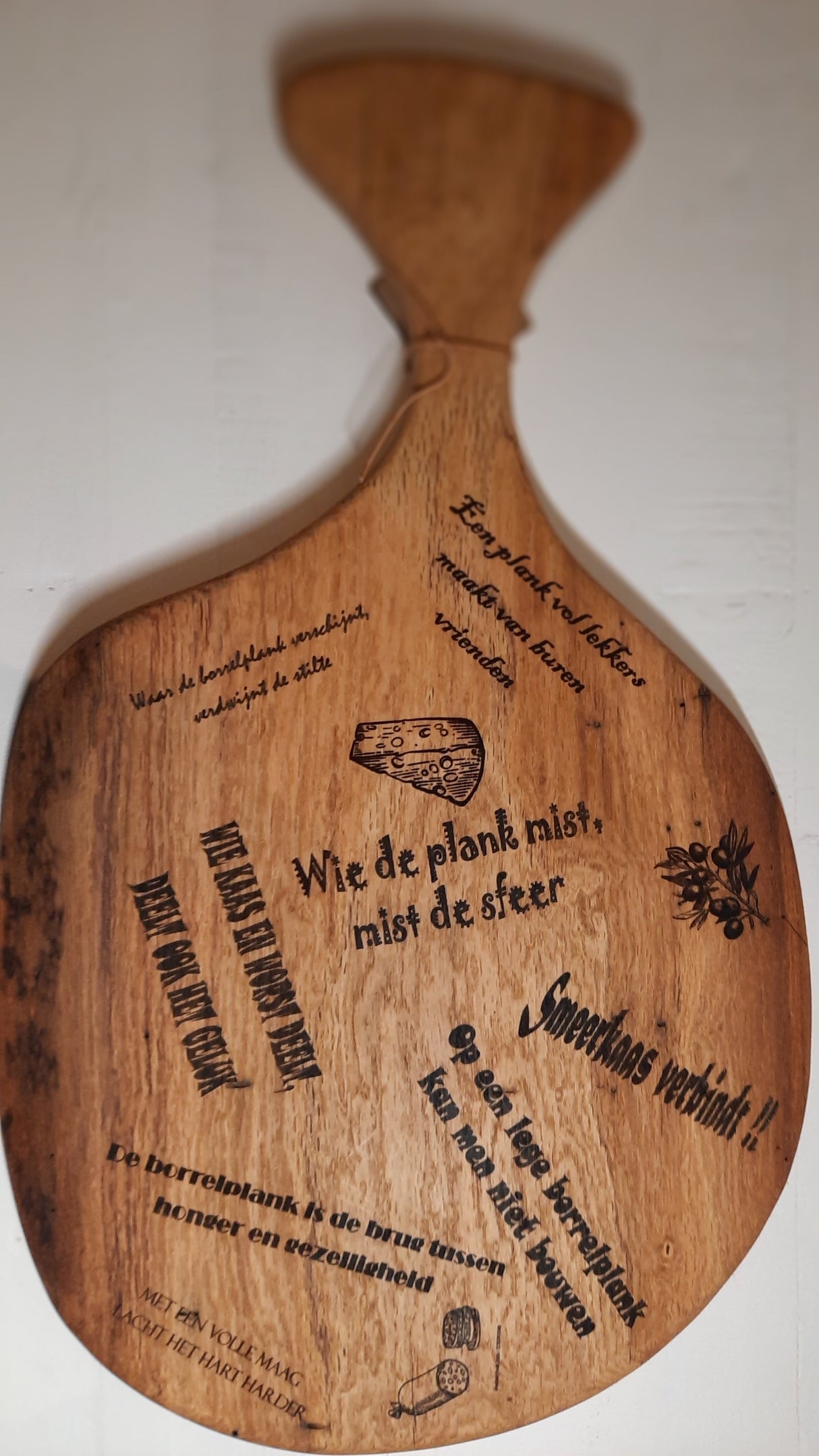 Houten borrelplank met gegraveerde teksten – Uniek cadeau bourgondiër