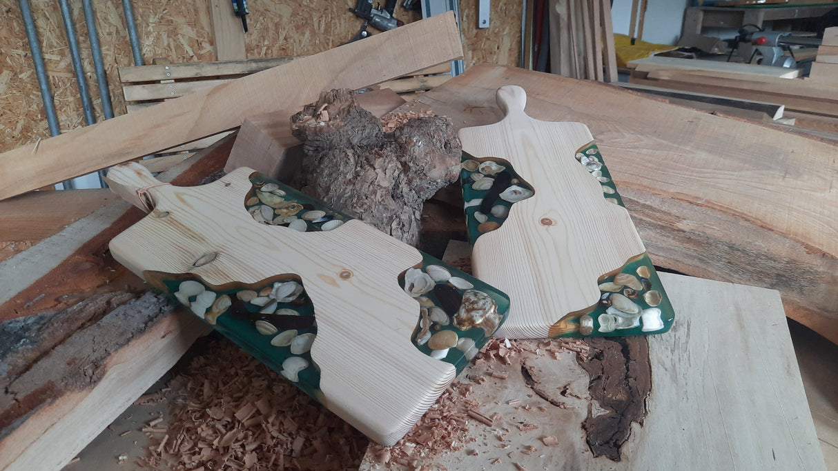 Grene hout serveerplank DE JUTTER 1 – Epoxy & Schelpen | 50×19×2,5 cm