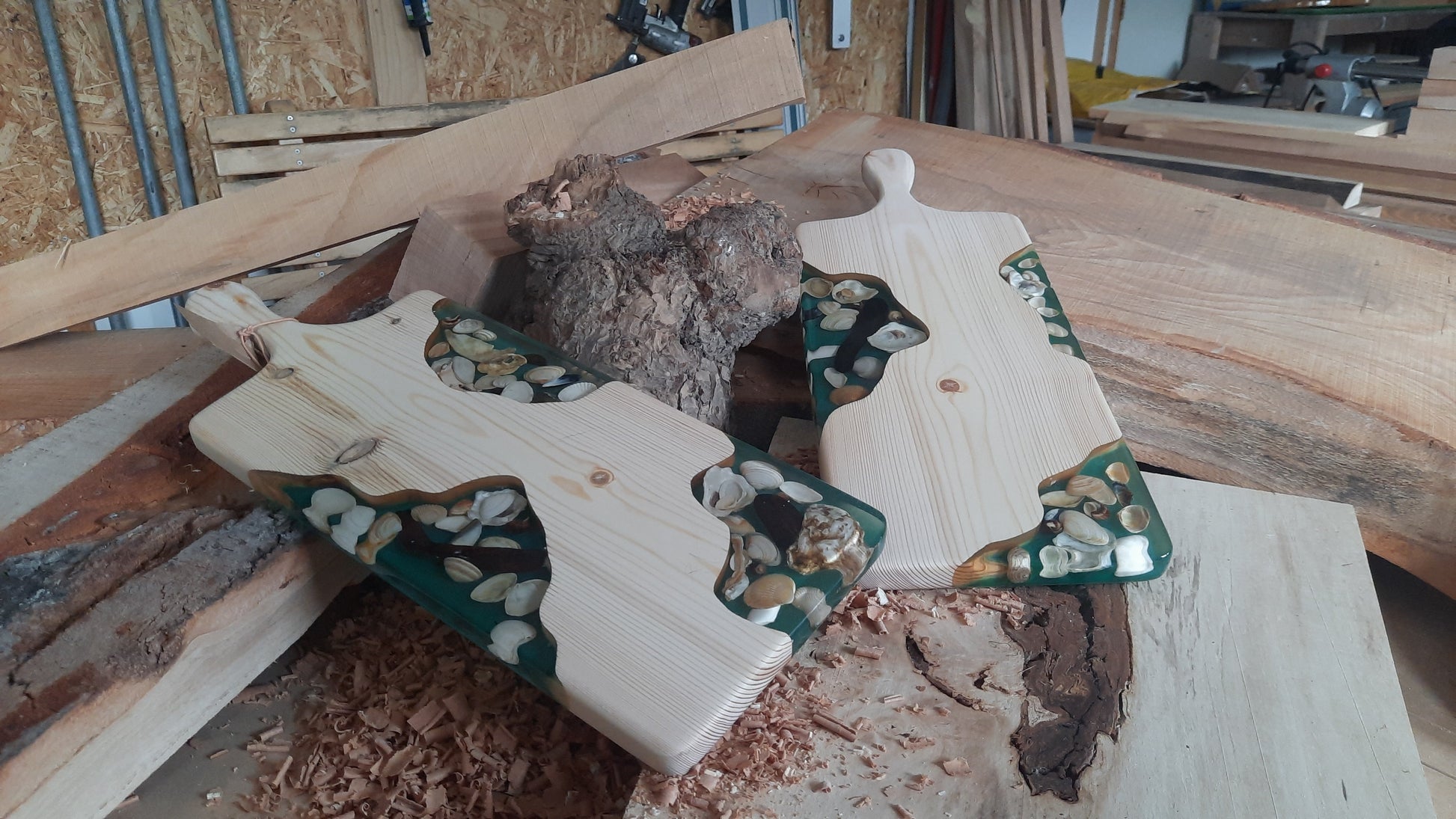 Grene hout serveerplank DE JUTTER 1 – Epoxy & Schelpen | 50×19×2,5 cm