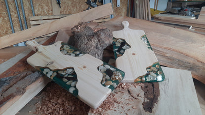 Grene hout serveerplank DE JUTTER 1 – Epoxy & Schelpen | 50×19×2,5 cm