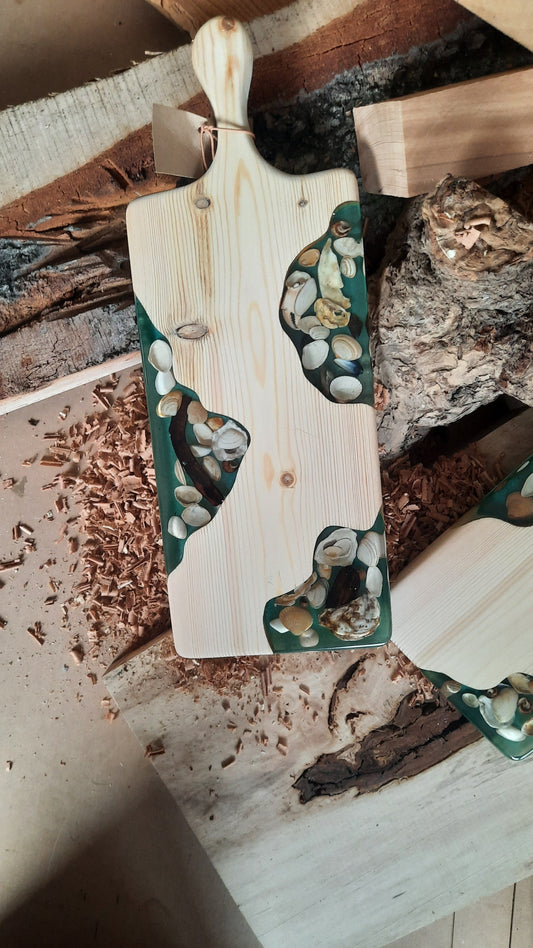 Grene hout serveerplank DE JUTTER 1 – Epoxy & Schelpen | 50×19×2,5 cm