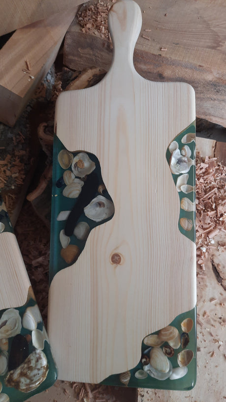 Grene hout serveerplank DE JUTTER 1 – Epoxy & Schelpen | 50×19×2,5 cm