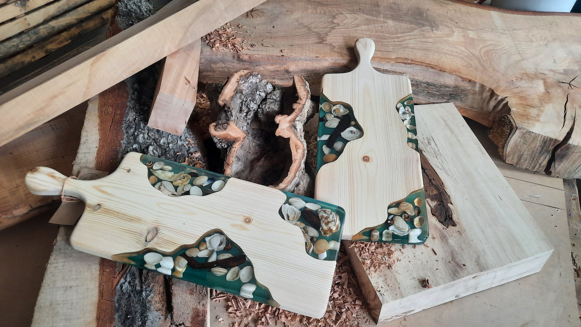 Grene hout serveerplank DE JUTTER 1 – Epoxy & Schelpen | 50×19×2,5 cm