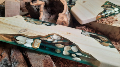 Grene hout serveerplank DE JUTTER 1 – Epoxy & Schelpen | 50×19×2,5 cm