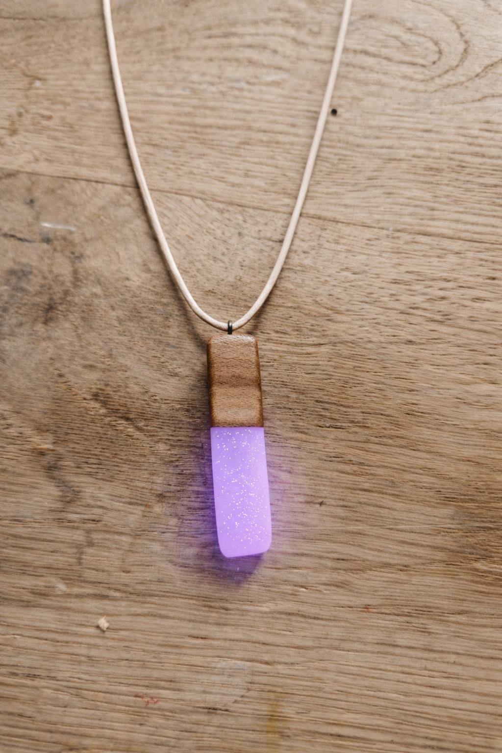 Glow in the Dark Hanger – Handgemaakt van Kastanjehout, Notenhout & Olijfhout – Epoxy Lichtpaars – Uniek & Ambachtelijk