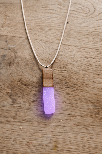 Glow in the Dark Hanger – Handgemaakt van Kastanjehout, Notenhout & Olijfhout – Epoxy Lichtpaars – Uniek & Ambachtelijk